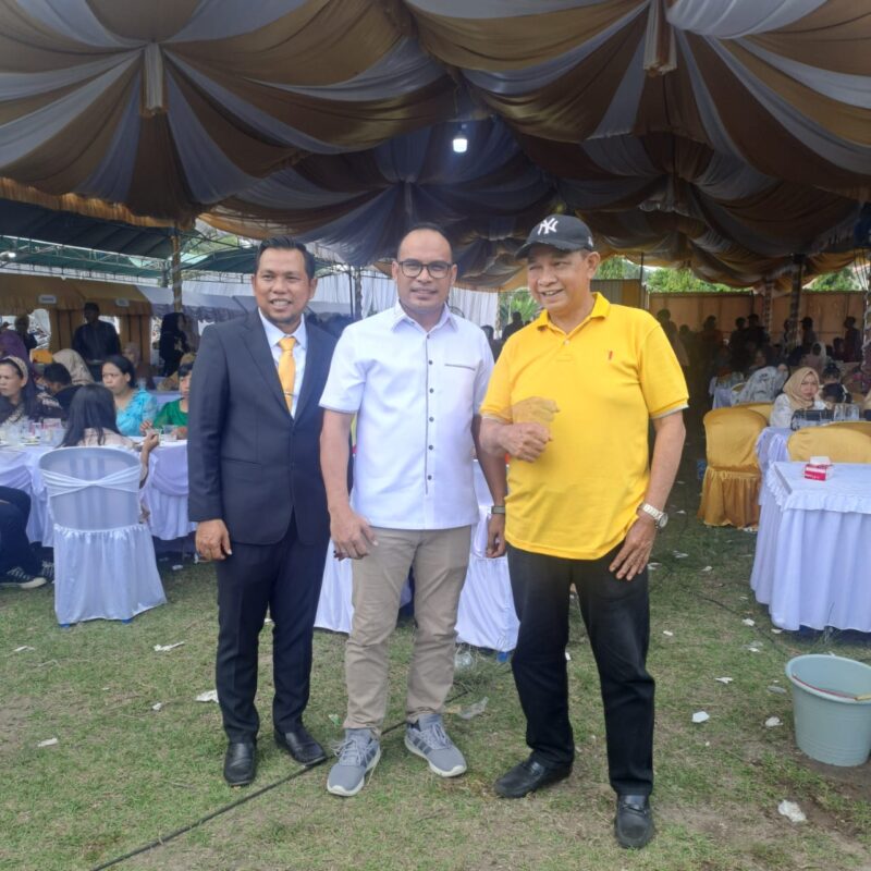Politisi senior partai Golkar Kalsel, Puar Junaidi (kaos kuning), mendampingi bakal calon wakil bupati Kotabaru, Syairi Mukhlis (kemeja putih), dalam sebuah acara yang berbaur dengan masyarakat. (Foto : Istimewa)