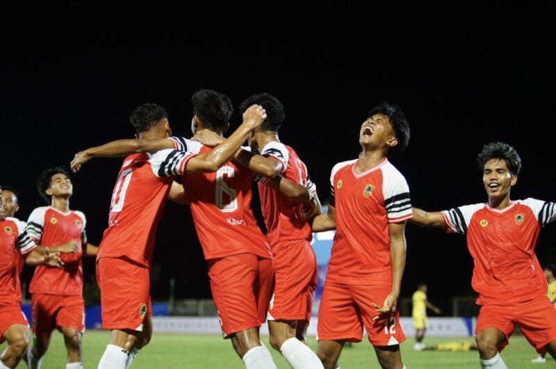 Tim sepakbola Kalsel melakukan selebrasi usai mencetak gol ke gawang tim sepakbola Gorontalo di PON XXI Aceh-Sumut 2024 di Stadion Kaki Blang Paseh. (Foto : Istimewa)