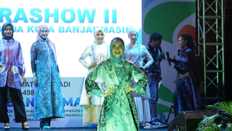 Sejumlah karya desainer muda Banjarmasin tampil di gelaran Dekrashow II dalam memperingati hari jadi Banjarmasin ke-498. (Foto : Istimewa)