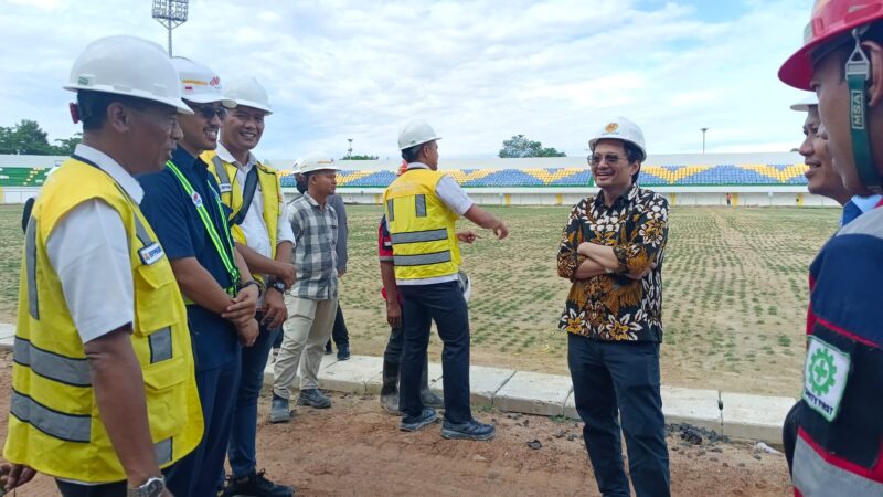 CEO PS Barito Putera, H Hasnuryadi Sulaiman saat berada di Stadiom Demamng Lehman. (Foto : Istimewa)