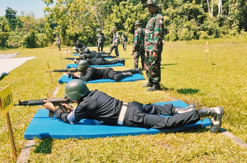 Latihan menembak Kodim 1002/HST bersama Rutan Kelas IIB Barabai di Bataliyon Infanteri 621 Manuntung.