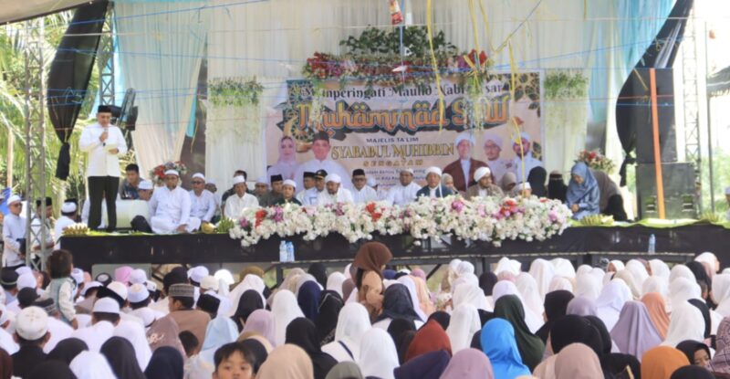 Bupati Kotabaru, Sayed Jafar menyampaikan sambutan pada peringatan Maulid Akbar Nabi Muhammad SAW 1446 H tahun 2024 M, di Desa Sengayam Kecamatan Pamukan Barat. (Foto : Istimewa)