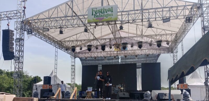 Pengambilan nomor peserta pada senam dan jalan sehat dalam rangka Festival Balangan di Kompleks Perkantoran Tugu Maritam Kecamatan Paringin Selatan