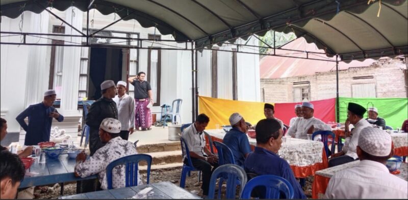 Peringatan Maulid Nabi Muhammad SAW, anggota DPRD Balangan, Hafis Ansyari, menyempatkan bersilaturahmi dengan warga di kediamannya di Desa Panggung. (Foto : Istimewa)