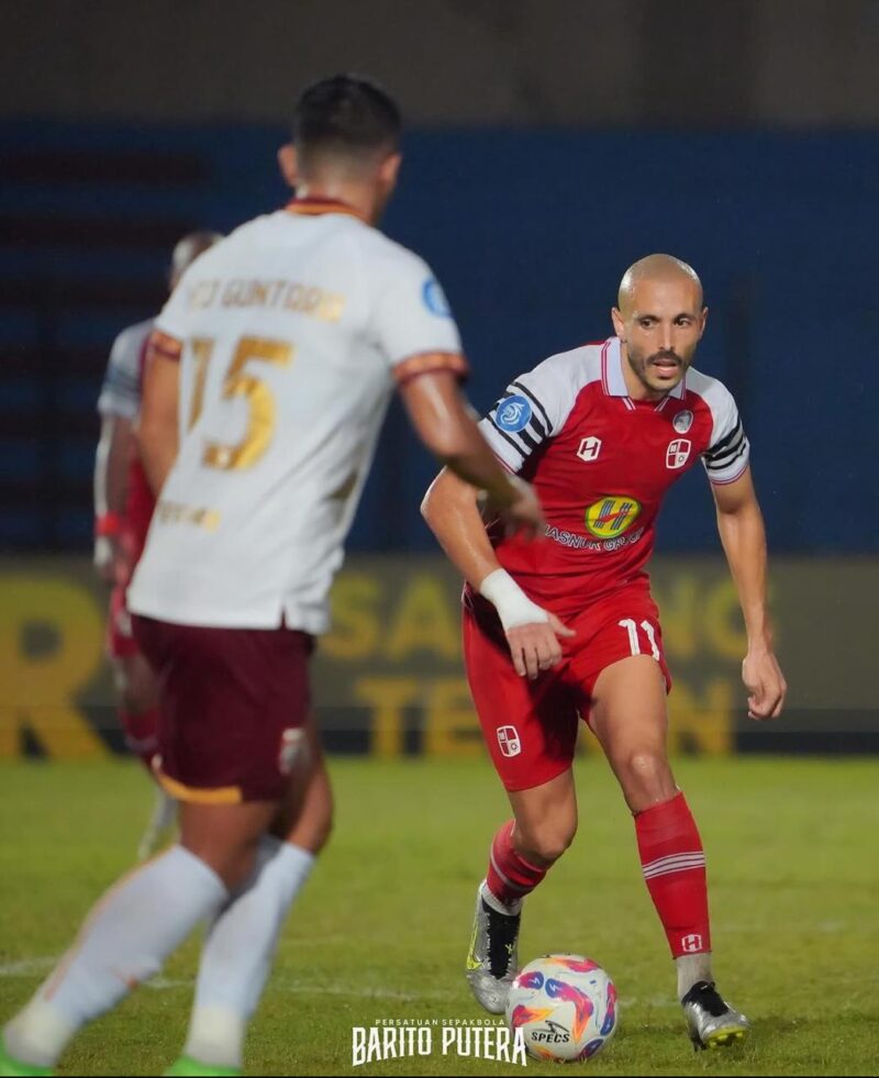 Adu skil antara pemain Barito Putera dan Borneo FC pada laga derby borneo. (Foto : istimewa)
