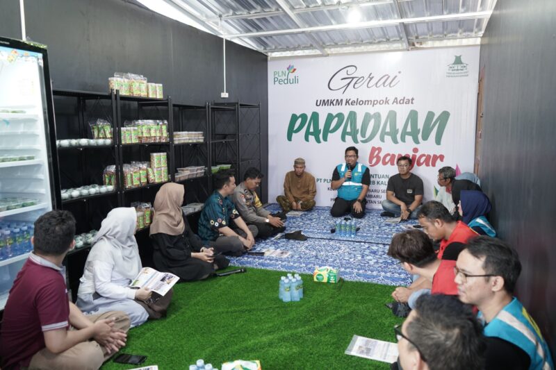 Manager PLN UP2B Kalselteng sedang memberikan sosialisasi pentingnya menjaga keamanan saat di sekitar jaringan transmisi listrik kepada para peserta di Gerai Binaan TJSL Papadaan Banjarbaru (13/09).