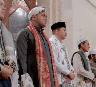 Calon Bupati Kabupaten Tanah Bumbu, Andi Rudi Latif menghadiri Maulid Nabi Muhammad SAW, sekaligus mengajak tuga pilar untuk bersatu. (Foto : Istimewa)