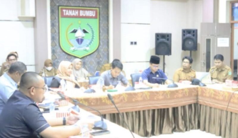Komisi III DPRD Kabupaten Tanah Bumbu menggelar Rapat Kerja dengan Dinas Pekerjaan Umum dan Penataan Ruang (PUPR) Tanbu