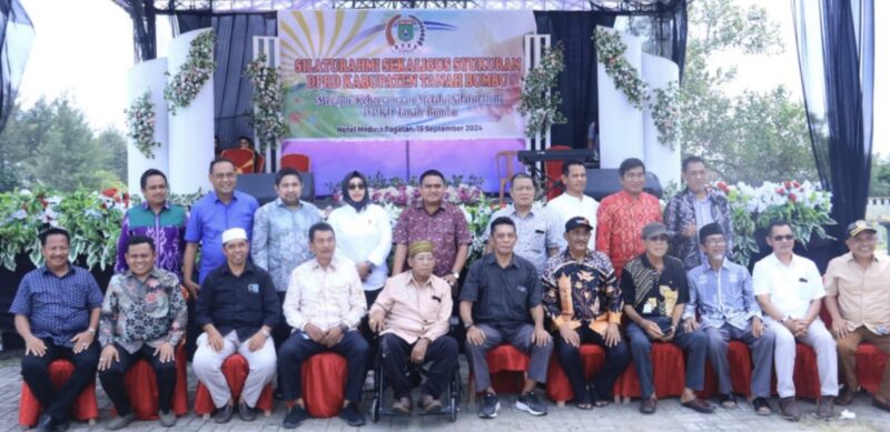 BATULICIN, wasaka.id - Merajut kebersamaan, DPRD Kabupaten Tanah Bumbu menggelar silaturahmi bertempat di Hotel Medina Pagatan, Minggu (15/9).  Mengangkat tema “Merajut kebersamaan melalui silaturahmi DPRD Tanah Bumbu”.  Silaturahmi DPRD Tanah Bumbu ini di hadiri Wakil Ketua Sementara DPRD H Hasanuddin, Anggota DPRD