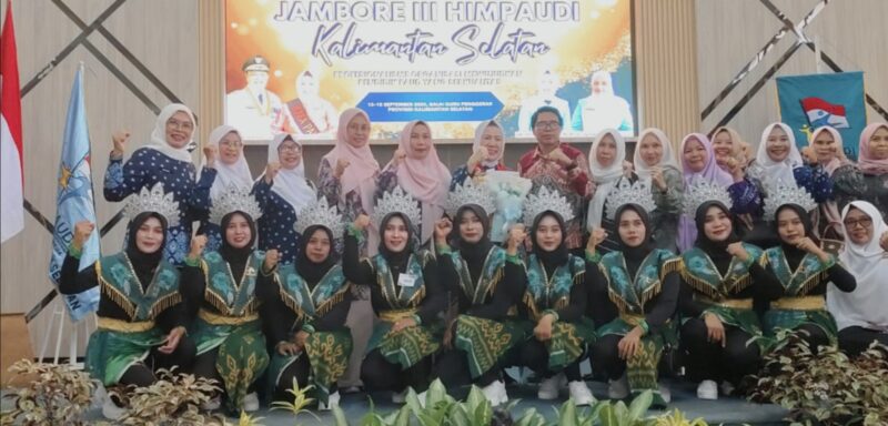 Bunda PAUD Kabupaten Tanah Bumbu Hj Wahyu Windarti mengapresiasi atas prestasi yang di dapatkan oleh guru-guru kelompok bermain. (Foto : Istimewa)