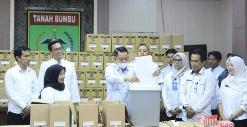 Sekretariat DPRD Kabupaten Tanah Bumbu (Tanbu) musnahkan 2512 berkas arsip yang sudah tiak diperlukan. (Foto : Istimewa)