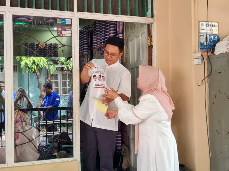 Calon Wakil Walikota Banjarmasin, Supian Akbari menyampaikan visi misi pencalonannya sekaligus menyerap aspirasi warga di di Komplek Gemilang, Kelurahan Alalak Utara. (Foto : Istimewa)