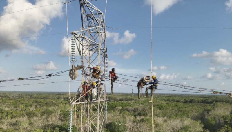 Tim Rekonduktoring sedang memasang tali support kabel penghantar yang akan diganti. (Foto : Istimewa)