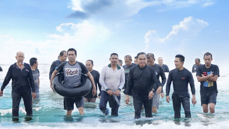 Bupati Tanah Bumbu, Abah Zairullah Azhar bersama jajaran Pemerintah Daerah melakukan kegiatan renang di Pantai Pagatan. (Foto : Istimewa)