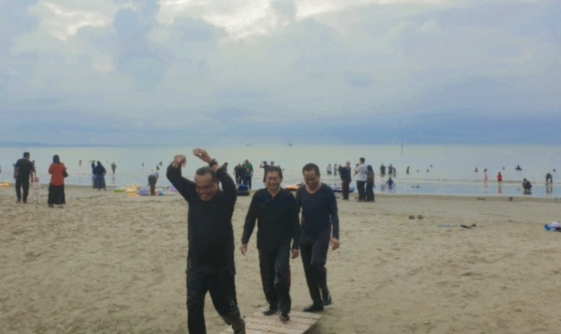 Bupati Kabupaten Tanah Bumbu saat berlibur di Pantai Pagatan. (Foto : Istimewa)