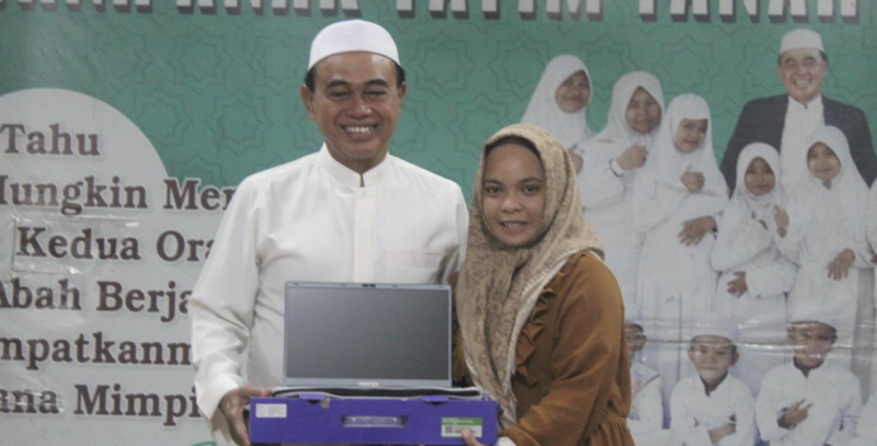 Bupati Tanah Bumbu Zairullah Azhar memberikan hadiah atas prestasi para santri IAY lulusan terbaik dan hafal Quran 5 Juz. (Foto : Istimewa)
