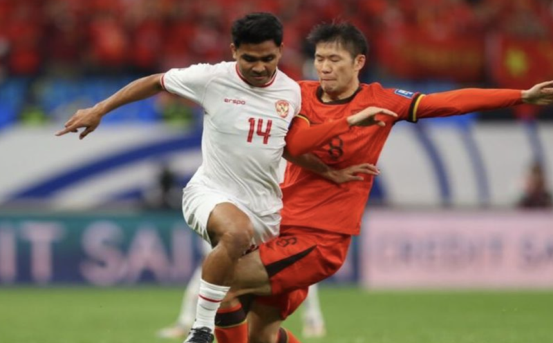 Berjibaku berebut bola pemian Timnas Indonesia dan Timnas China pada Kualifikasi Piala Dunia 2026 Zona Asia. (Foto : AFF/Istimewa)