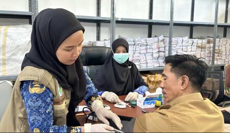 Puskesmas Batulicin menggelar pemeriksaan kesehatan sebagai upaya mencegah penyakit tidak menular. (Foto : Istimewa)