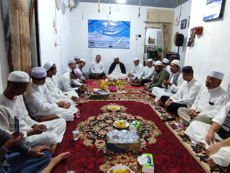 Peringatan Maulid Nabi SAW dikediaman Guru Yusuf yang juga dirangkai dengan haul ke-28 almarhumah Hj. Nurbayah binti Mukaidin, ibunda Guru Yusuf, serta haul ke-9 almarhumah Hj. Nurhayati binti H. Anang Dullah, ibunda dari Hasnuryadi Sulaiman. (Foto : Istimewa)