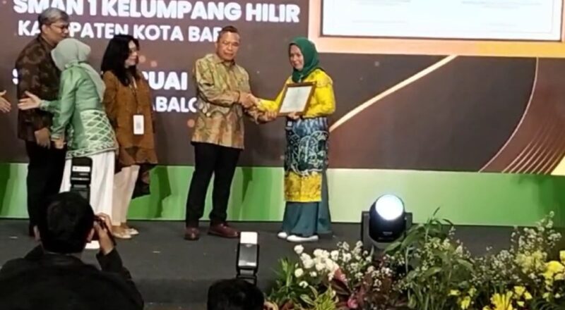 Pemberian penghargaan Adiwiyata tingkat nasional tahun 2024 kepada dua sekolah, yaitu SDN Sungai Taib Kecamatan Pulau Laut Utara dan SMA Negeri 1 Kecamatan Kelumpang Hilir Kabupaten Kotabaru. (Foto : Istimewa)