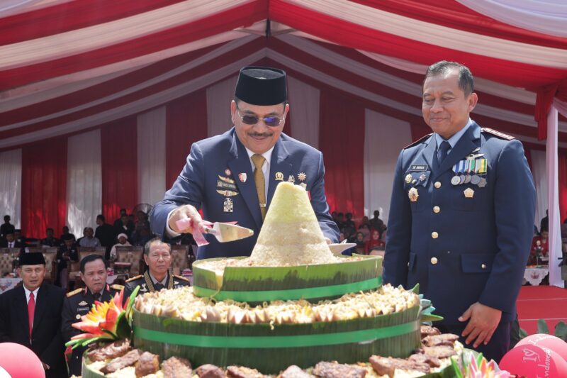Pemotongan tumpeng oleh Ketua DPRD Kalsel pada acara HUT TNI ke-79. (Foto : Istimewa)