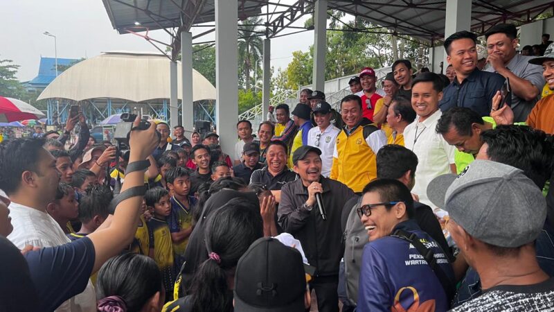 CEO PS Barito Putera, Hasnuryadi Sulaiman memberikan semangat dan motivasi kepada ratusan siswa SSB di Kabupaten Tapin. (Foto : Istimewa)