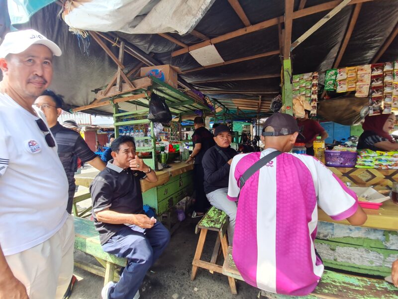 Arifin Noor - M Supian Akbari menyapa sekaligus mendengarkan aspirasi warga Pasar Baru dan Pasar Pagi. (Foto : Istimewa)