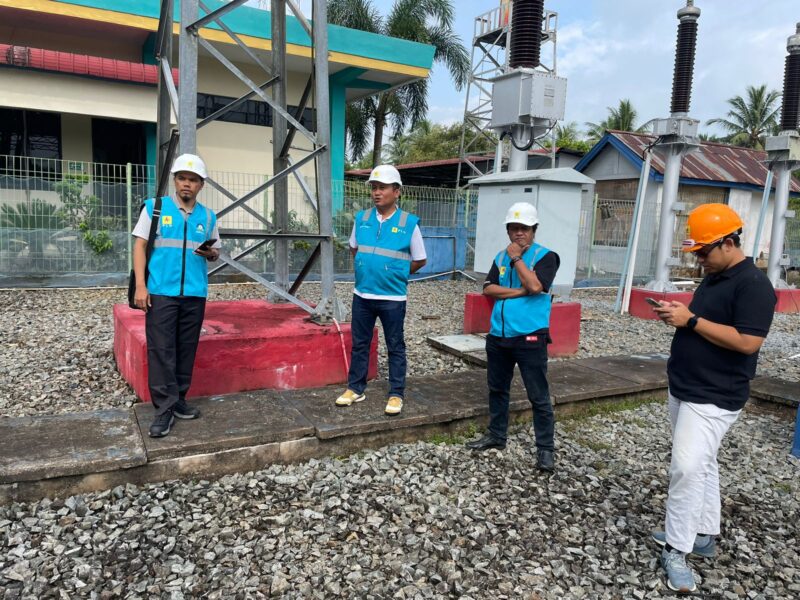 Wegig Agus Triyogo selaku Senior Manager Transmisi (dua dari kiri) melakukan inspeksi jaringan di Gardu Induk 150 KV Kota Baru bersama Manager Unit Pelaksana Pengatur Beban (UP2B) Kalbar (paling kiri) dan PLH Manager Unit Pelanaksana Transmisi (UPT) Pontianak, Warsono. (Foto : Istimewa)