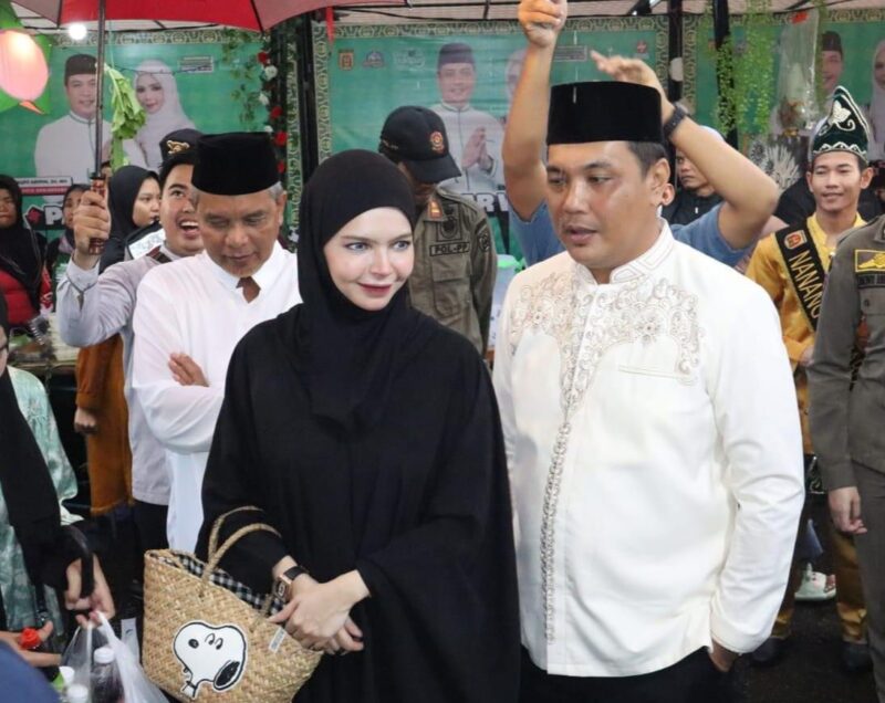 Calon Walikota Banjarmasin, Muhammad Aditya Mufti Ariffin bersama istri Vivi Mar’i Zubedi saat mengunjungi stand UMKM. (Foto : Istimewa)