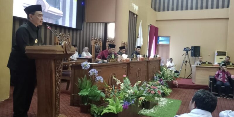 Bupati Tanah Bumbu HM Zairullah Azhar menyampaikan arahannya Rapat Paripurna DPRD dalam rangka jawaban Bupati pada pemandangan umum fraksi terhadap RAPBD Tahun Anggaran 2025. (Foto : Istimewa)