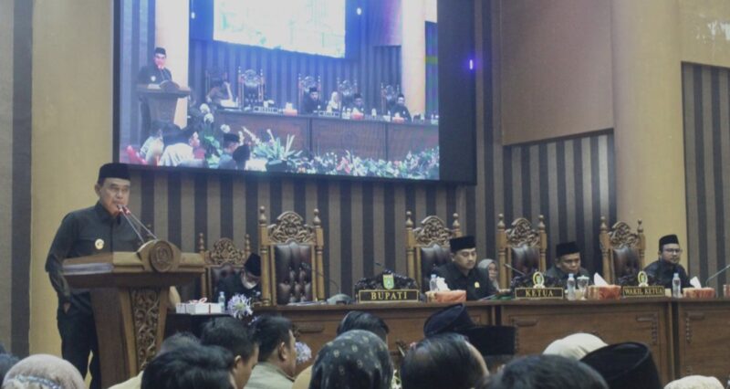 Bupati Tanah Bumbu Zairullah Azhar sampaikan RAPBD Tahun Anggaran 2025 pada Rapat Paripurna DPRD. (Foto : Istimewa)