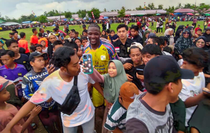 Pemain asing PS Barito Putera jadi rebutan warga untuk berselfi di sela pertandingan kekeluargaan menghadapi Persetam. (Foto : Istimewa)
