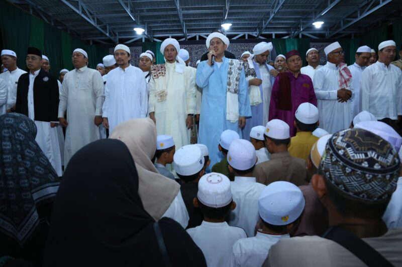 Majelis ilmu yang berlangsung di kawasan Handil Bakti dihadiri Habib Rifky Alaydrus dan dua tokoh Kalsel, Hasnuryadi Sulaiman serta Bahrul Ilmi. (Foto : Istimewa)
