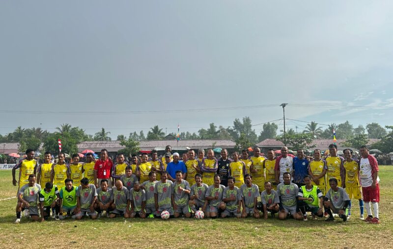 Momen bersejarah pertandingan kekeluargaan antara Persetamban dengan Barito Putera Legent. (Foto : Istimewa)
