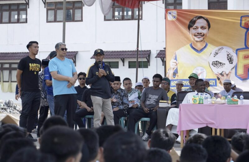 Salah satu pemain Barito Putera Legent, Frans Sinatra Huwae saat memberikan sambutan  pada kegiatan Barito Putera Goes to PonPes. (Foto : Istimewa)