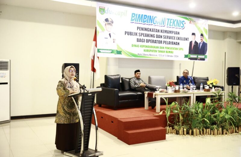 Hj Narni mewakili Bupati HM Zairullah Azhar membuka bimtek bagi operator pelayanan pada dukcapil. (Foto : Istimewa)