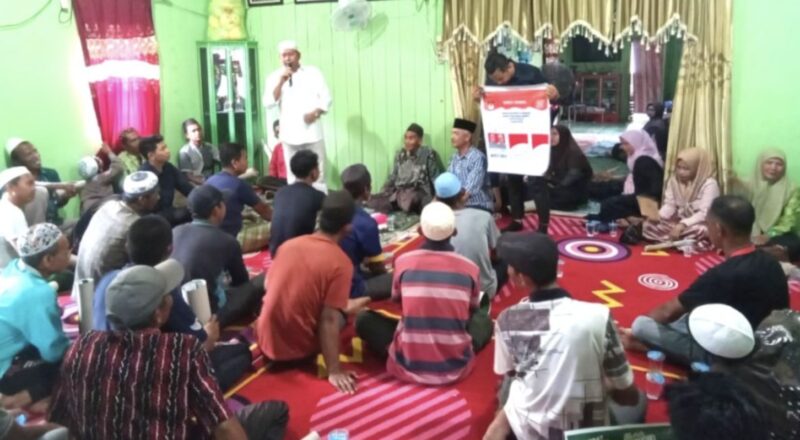 Calon Bupati Kabupaten Barito Kuala, H. Bahrul Ilmi menyampaikan programnya kepada puluhan warga di Kecamatan Mekarsari. (Foto : Istimewa)