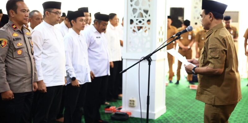 Bupati Kabupaten Tanah Bumbu, Zairullah Azhar, mengukuhkan panitia Musabaqah Tilawatil Quran Nasional (MTQN) Ke-20 tingkat Kabupaten Tanah Bumbu. (Foto : Istimewa)