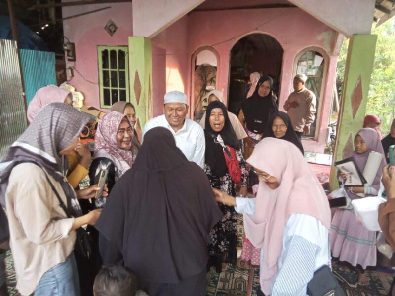 Kampanye dialogis di Desa Tamban Bangun, Kecamatan Tamban calon Bupati Batola nomor urut 1, H Bahrul Ilmi  dapat keluhan infrastruktur. (Foto : Istimewa)