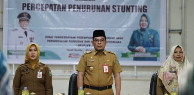 Asisten I Bidang Pemerintahan dan Kesra, Eka Saprudin, yang mewakili Bupati Tanah Bumbu, Zairullah Azhar (tengah) menghadiri kegiatan Pembinaan Tim Pendamping Keluarga (TPK). (Foto : Istimewa)