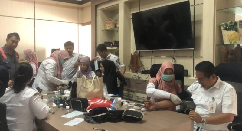 Pegawai Dinas Koperasi, Usaha Mikro, Perdagangan dan Perindustrian (DKUMP2) Tanah Bumbu (Tanbu) jalani pemeriksaan PTM. (Foto : Istimewa)