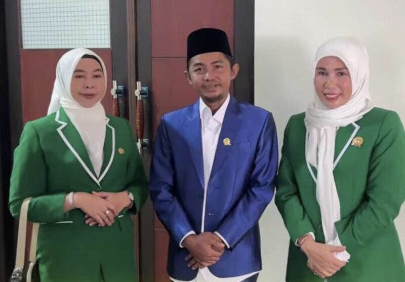 Samsyudi Noor, tengah bersama Hj. Sri Huriyati Hadi (kanan) dan Ketua DPRD, Hj. Lindawati (kiri). (Foto : Istimewa)