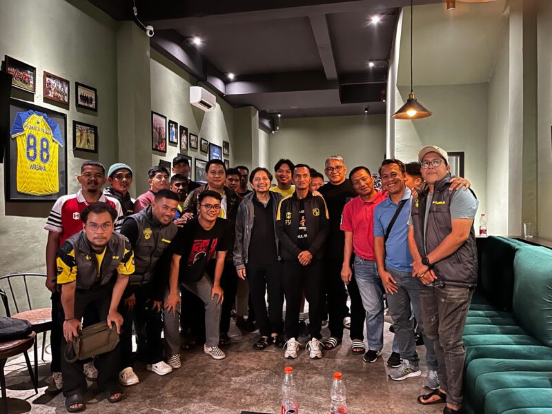 Suasana yang penuh keakraban, manajemen Barito Putera mengadakan pertemuan dengan para suporter setia. (Foto : Istimewa)