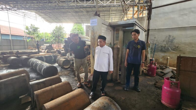 Calon Wali Kota Banjarmasin Nomor urut 1, Arifin Noor melakukan safari kampanye dengan mengunjungi secara langsung para pelaku usaha pengrajin besi. (Foto : Istimewa)