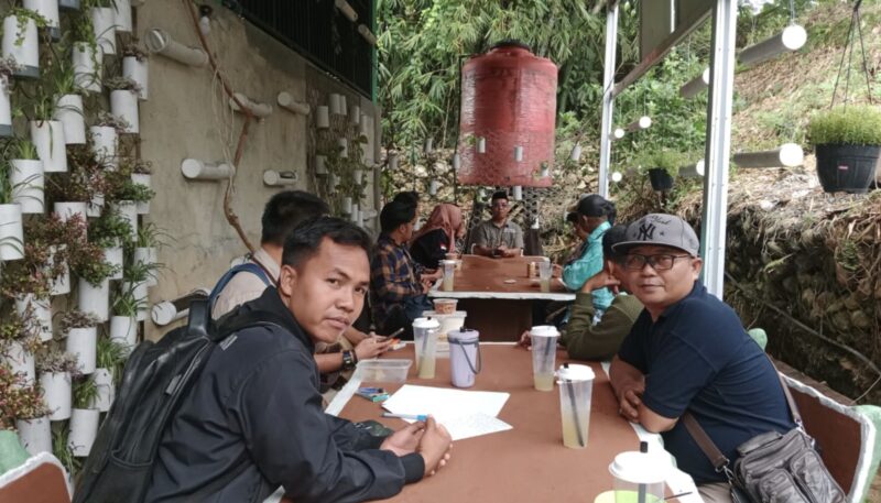 Pertemuan Rutin Sekwan DPRD Balangan dan Wartawan yang kali ini merumuskan suksesi pilkada 2024. (Foto : Istimewa)