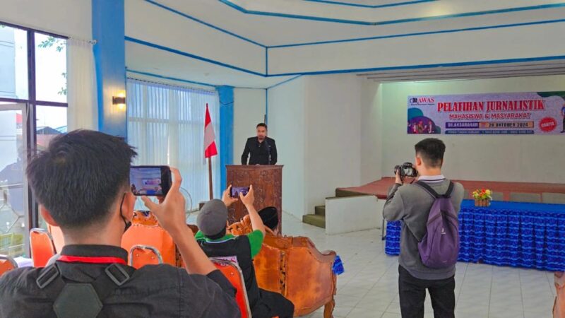 Pelatihan jurnalistik bagi mahasiswa dan masyarakat yang dibuka oleh Kepala Diskominfo Kotabaru, Gusti Abdul Wakhid. (Foto : Istimewa)