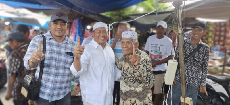 Calon Bupati Kabupaten Barito Kuala nomor 1 satu saat blusukan ke pasar Marabahan. (Foto : Istimewa)