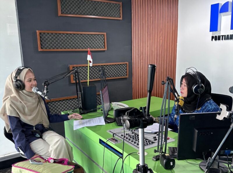 Sesi podcast interaktif tentang edukasi kelistrikan yang dipandu oleh Fauziah Dwi Gustia (kiri) selaku Team Leader Keselamatan dan Kesehatan Kerja PLN UP2B Kalbar, bersama Wiwin Indriani (kanan) selaku host podcast RRI Kalimantan Barat.