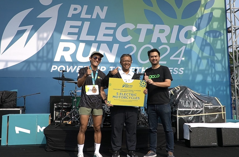 Direktur Legal & Manajemen Human Capital PLN, Yusuf Didi Setiarto (tengah) ketika menyerahkan secara simbolis 5 (lima) unit motor listrik kepada perwakilan perusahaan Ojek Online (Ojol) untuk disalurkan pada pengemudi prasejahtera dalam ajang PLN Electric Run 2024 yang digelar di Scientica Park, Gading Serpong, Tangerang pada Minggu (6/10). (Foto : Istimewa)