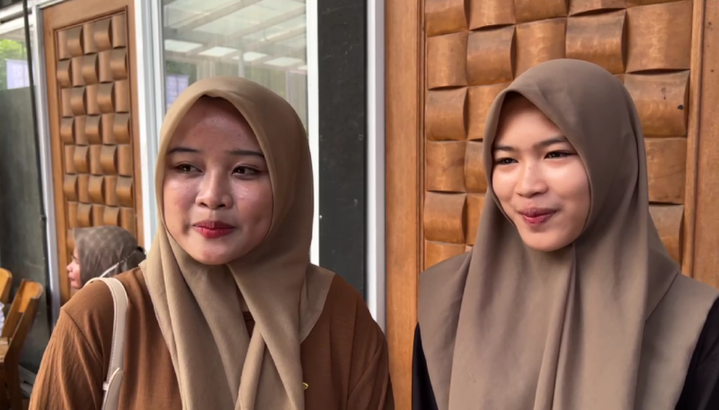 Penggemar pemain sepka bola Barito Putera, Aslamiah (kiri) turut mendoakan kesuksesan PS Barito Putera. (Foto : Istimewa) 